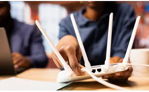 Wi-Fi 6 vs. Wi-Fi 6E – czy warto dopłacać do nowszego routera w&nbsp;bloku? (Wielki Test Pasma)